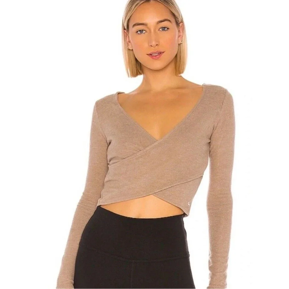 Alo Yoga Amelia Luxe Long Sleeve Crop Crossover Top Gravel Beige XS Ribbed Balle